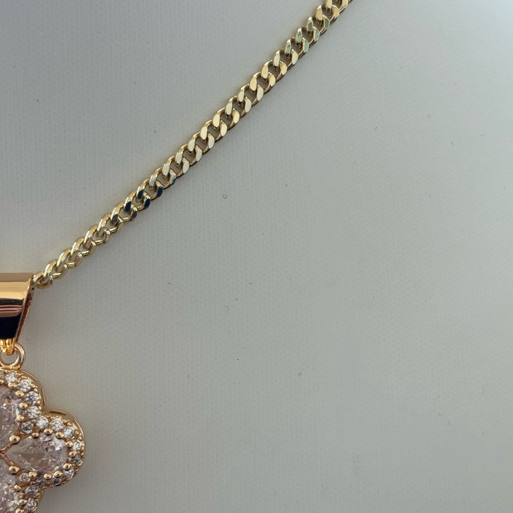 Elegant Gold Pendant Necklace - Picture 4 of 4